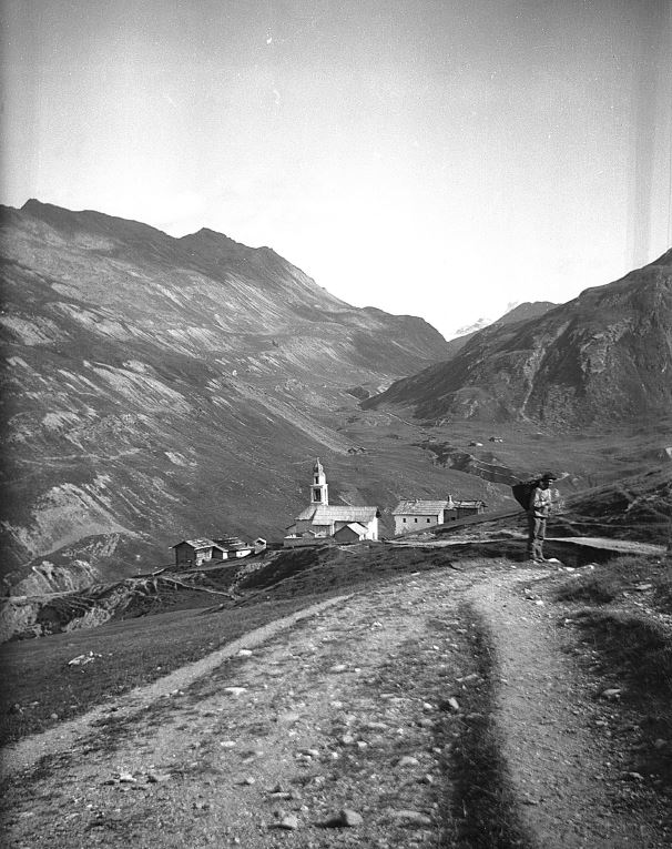 Trepalle. Vista della Chiesa di S.Anna e sullo sfondo il passo Foscagno. @Archivio fotografico Castello d