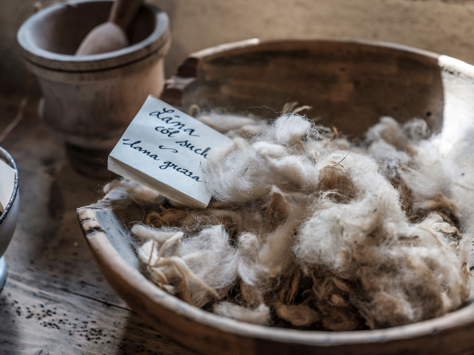 La lana grezza, non lavata e trattata, veniva utilizzata come rimedio naturale per combattere gelo e malanni.