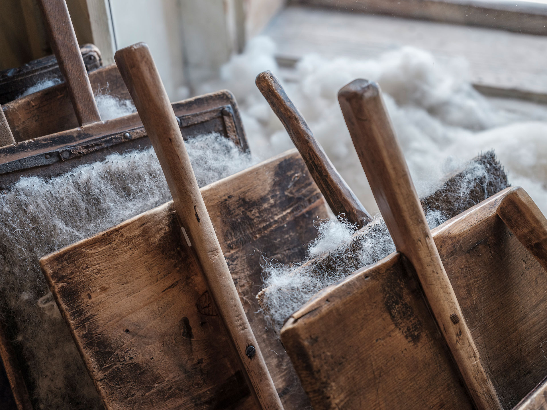 Dettaglio degli scardassi, delle spazzole utilizzate per cardare a mano la lana.