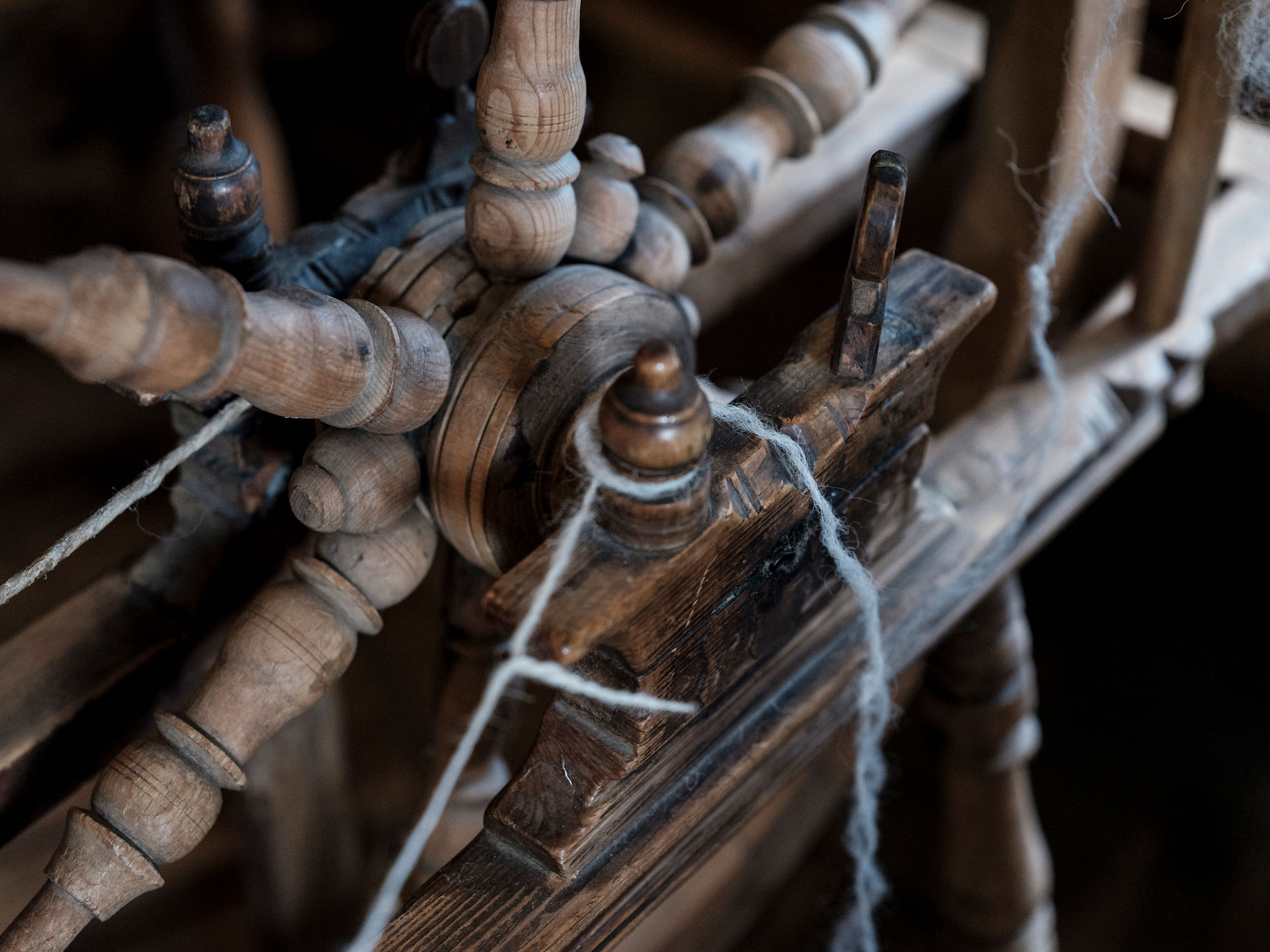 Dettaglio della ruota del filatoio a pedale, usato ancora oggi per filare la lana locale.