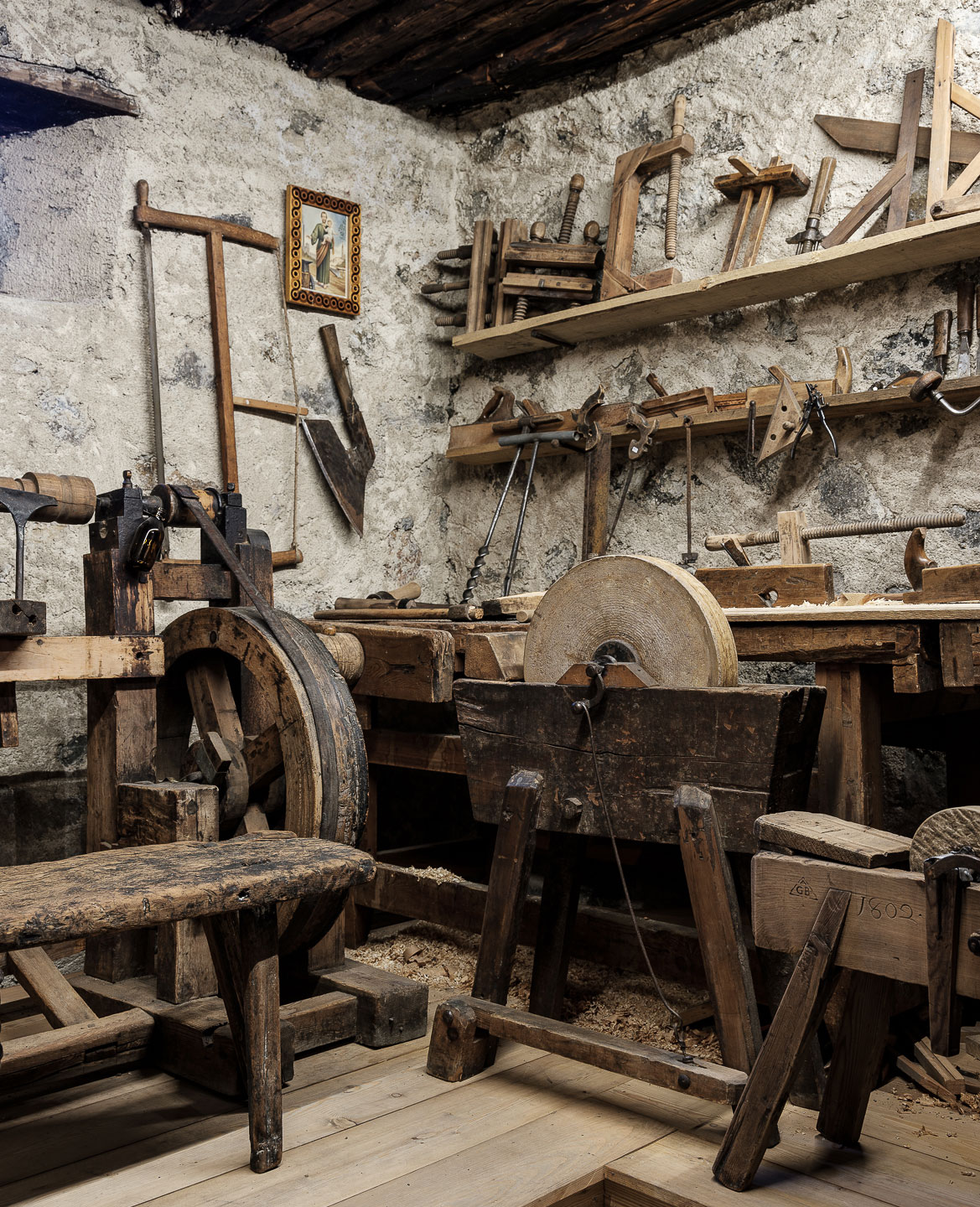 Un angolo della stanza dedicata al legno e alla sua lavorazione, con il tavolo del falegname e tutti gli attrezzi d’epoca.