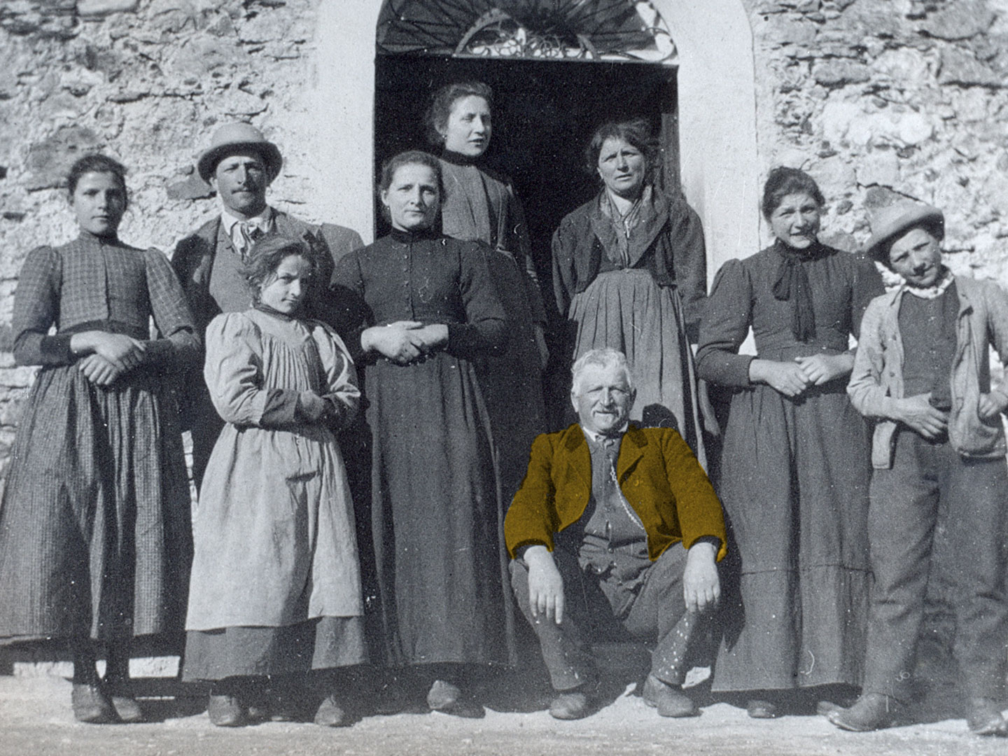 Giovan Battista Silvestri detto il “Mica” (1841-1920), intraprendente albergatore livignasco, posa con la sua famiglia davanti all’Albergo Alpina in una foto dei primi del Novecento.